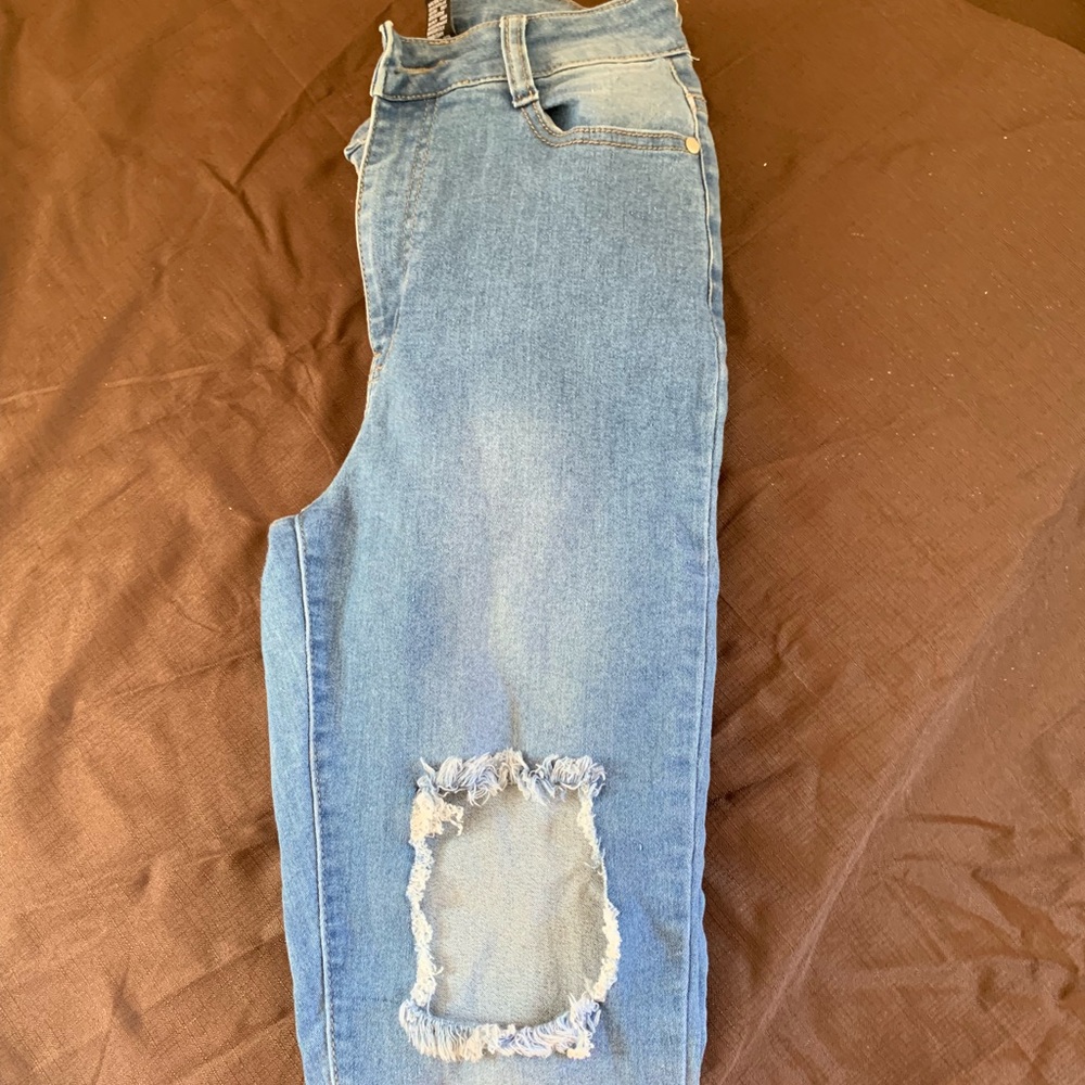 FashionNova Knee ripped jeans